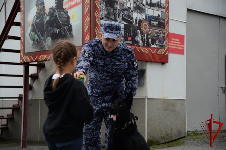 Росгвардейцы провели День открытых дверей для воспитанников подшефных организаций в Югре