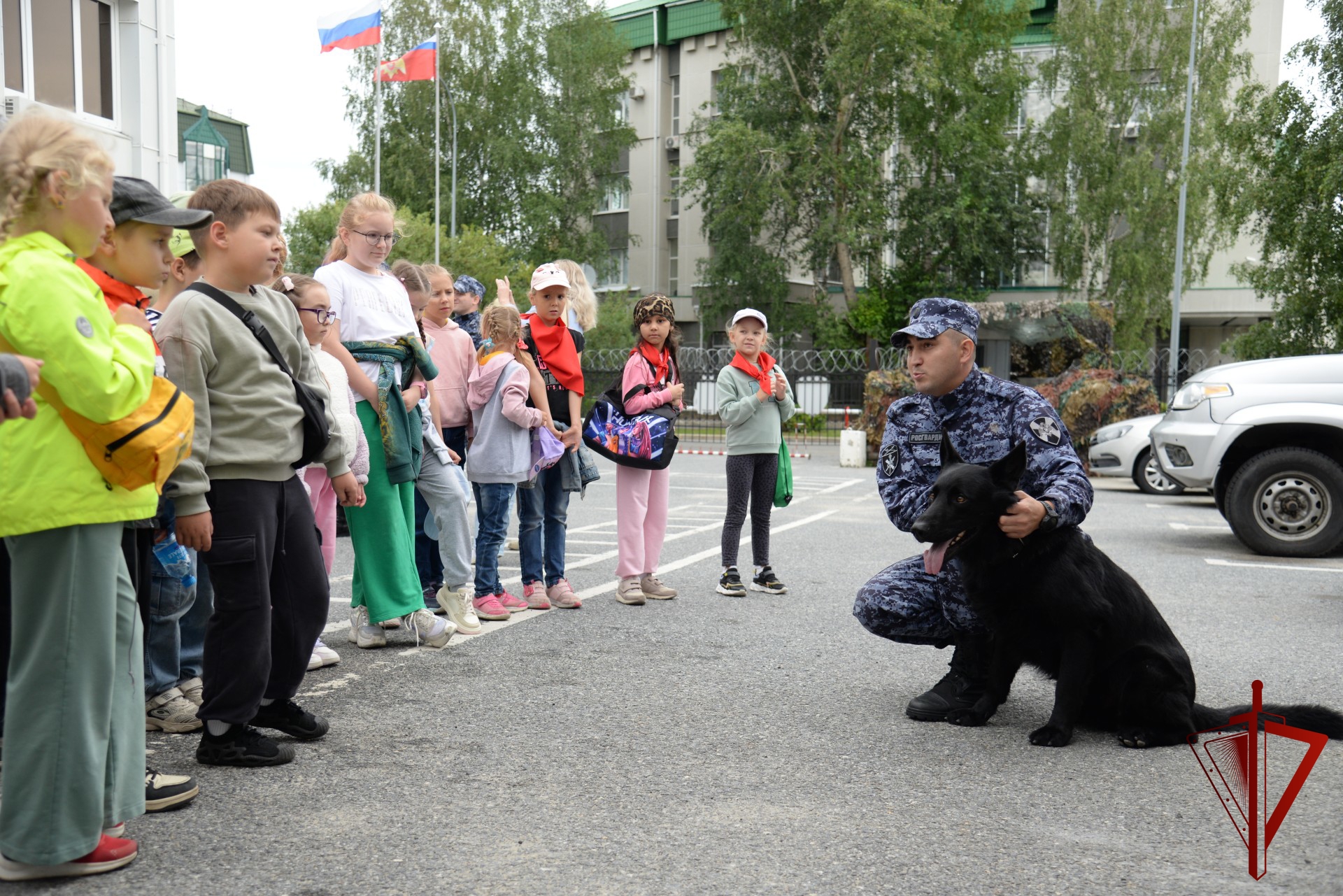 Росгвардейцы провели День открытых дверей для воспитанников подшефных организаций в Югре