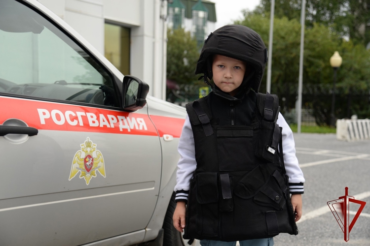 Росгвардейцы провели День открытых дверей для воспитанников подшефных организаций в Югре
