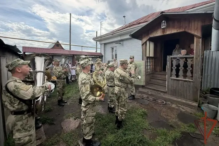 Представители Уральского округа Росгвардии поздравили ветерана Великой Отечественной войны Николая Синякова со 100-летним юбилеем