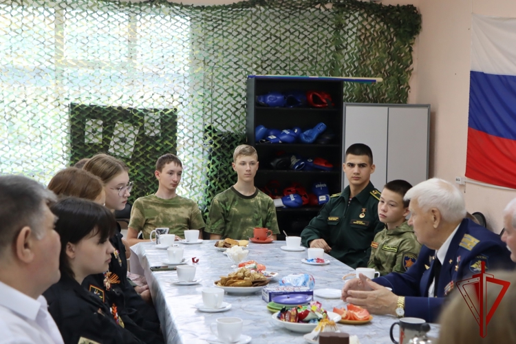 Воспитанники движения «Гвардейская смена» из Югры встретились с Героем России Владимиром Шарпатовым