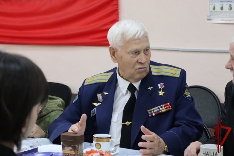 Воспитанники движения «Гвардейская смена» из Югры встретились с Героем России Владимиром Шарпатовым