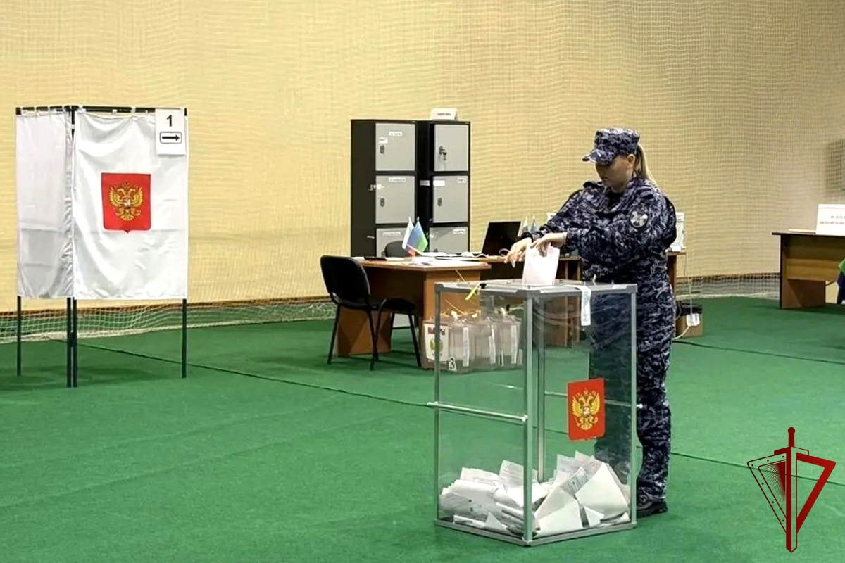 В Югре сотрудники Росгвардии вместе с семьями приняли участие в едином дне голосования