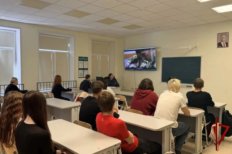 Сотрудники Югорского отдела Росгвардии провели патриотические занятия для студентов