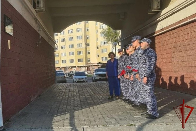 В Югре росгвардейцы почтили память кавалера Ордена мужества, погибшего при исполнении воинского долга
