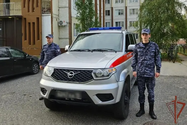 Сотрудники Росгвардии в Когалыме спасли 11-летнего ребенка, застрявшего на крыше многоэтажного дома