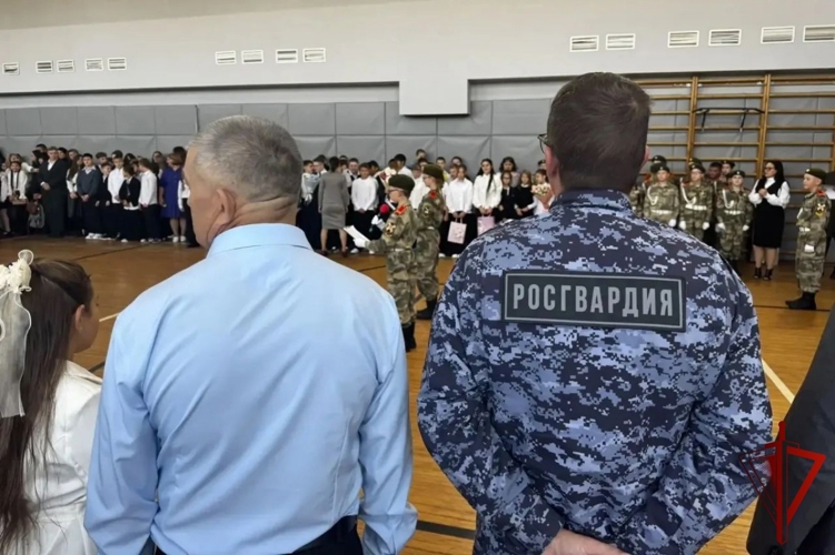 В Югре офицеры Росгвардии приняли участие в торжественных линейках студентов и школьников