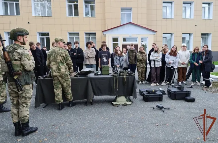 Военнослужащие и сотрудники Росгвардии на Урале провели военно-патриотические мероприятия для молодежи