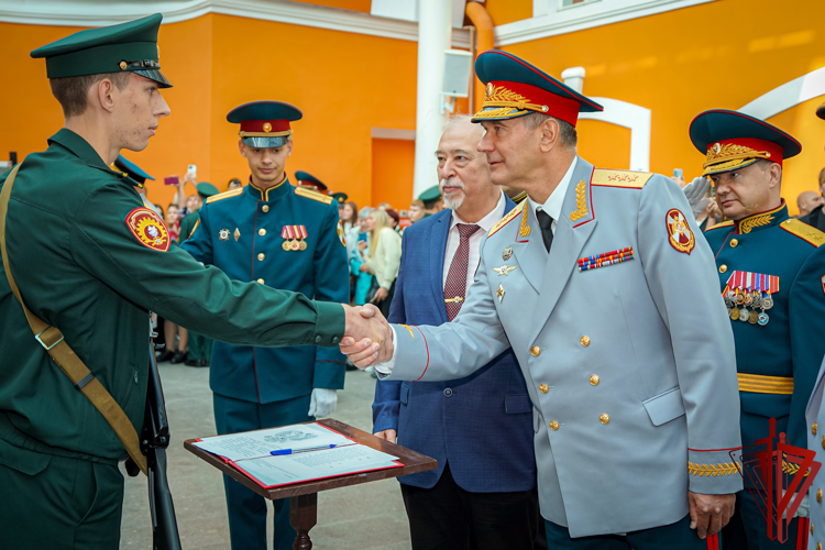 В Санкт-Петербурге заместитель директора Росгвардии поздравил первокурсников Военной академии Росгвардии с принятием Военной присяги (видео)