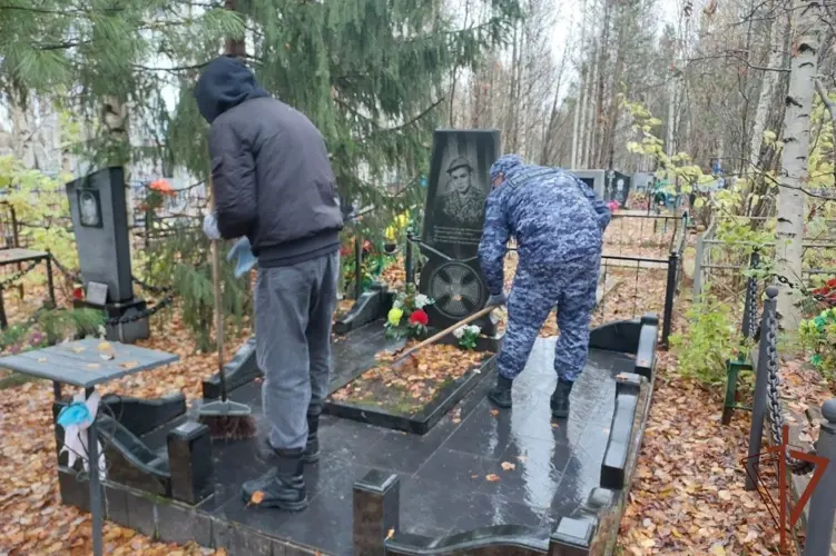 В Югре военнослужащие и сотрудники Росгвардии почтили память ветеранов