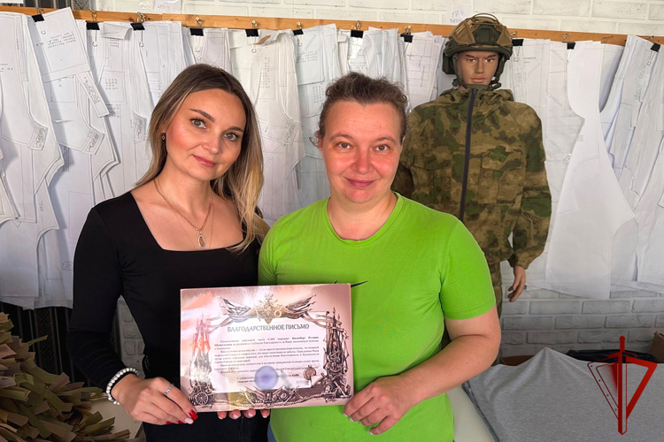 В Югре Росгвардия поздравила волонтёров общественной организации «Шьём для наших» с 4-й годовщиной деятельности