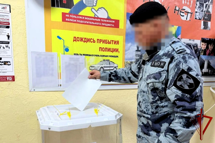 В Югре сотрудники Росгвардии вместе с семьями приняли участие в едином дне голосования