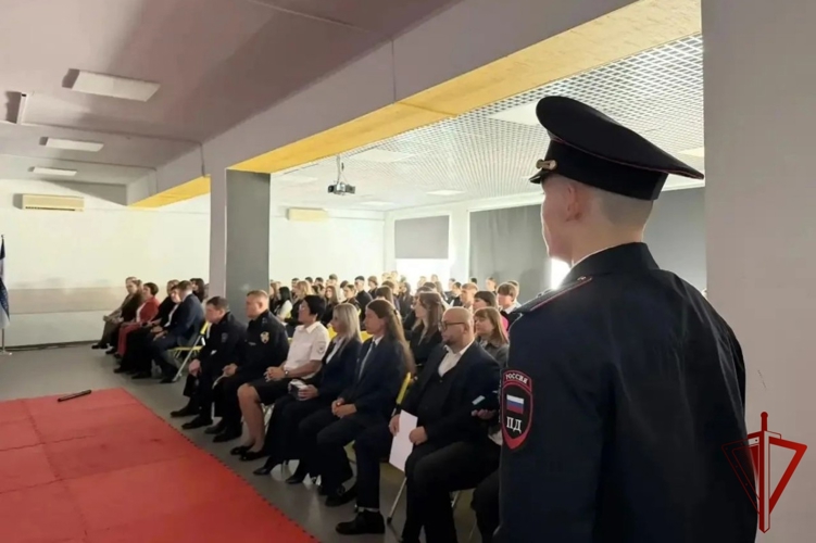 В Югре офицеры Росгвардии приняли участие в торжественных линейках студентов и школьников