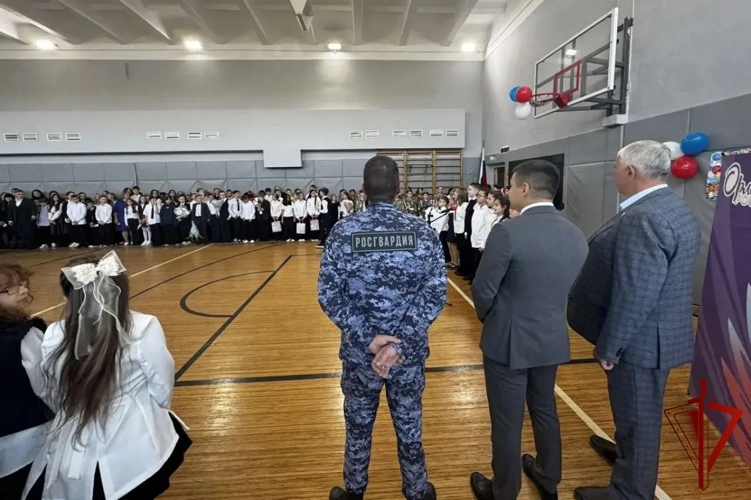 В Югре офицеры Росгвардии приняли участие в торжественных линейках студентов и школьников