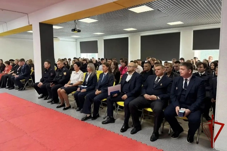 В Югре офицеры Росгвардии приняли участие в торжественных линейках студентов и школьников