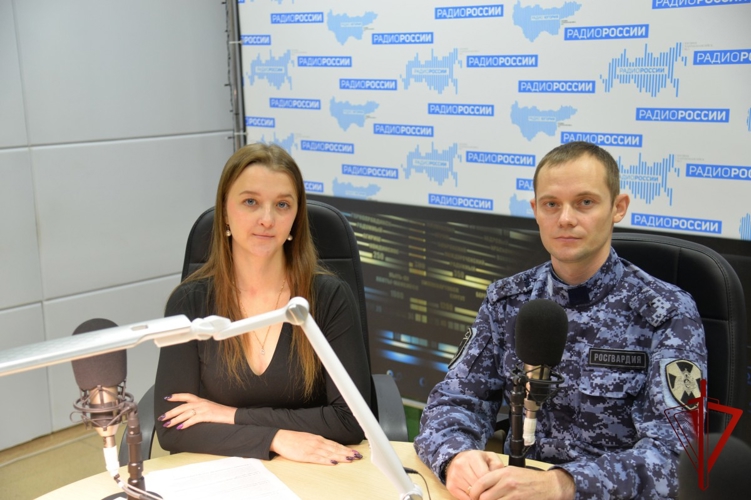 Офицер Росгвардии принял участие в авторской радиопрограмме, посвященной 74-й годовщине вневедомственной охраны