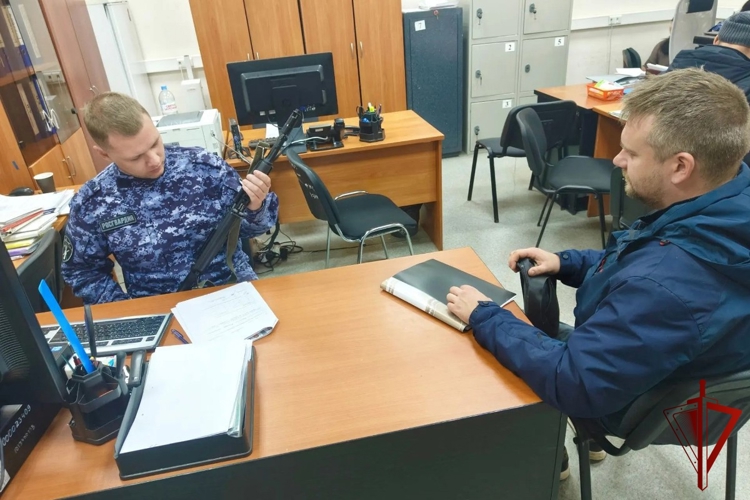 Сотрудники подразделений лицензионно-разрешительной работы оказали содействие в передаче более 490 ружей на СВО с начала года в Югре 