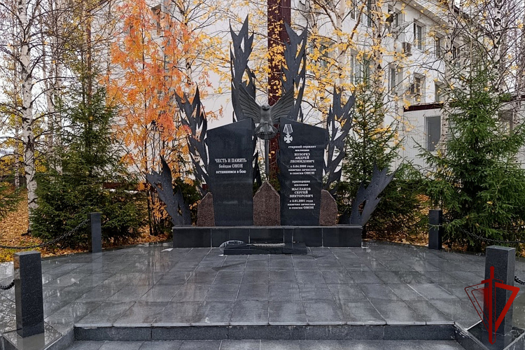 В Югре росгвардейцы привели в порядок мемориалы погибшим сотрудникам войск правопорядка