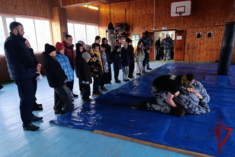 В Нижневартовске юные спортсмены познакомились со службой бойцов ОМОН «Сокол – Югра» (ВИДЕО)