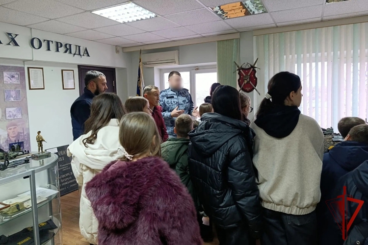 В Нижневартовске юные спортсмены познакомились со службой бойцов ОМОН «Сокол – Югра» (ВИДЕО)