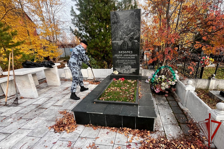 В Югре росгвардейцы привели в порядок мемориалы погибшим сотрудникам войск правопорядка