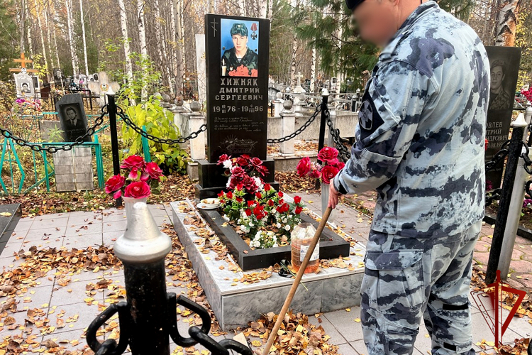 В Югре росгвардейцы привели в порядок мемориалы погибшим сотрудникам войск правопорядка