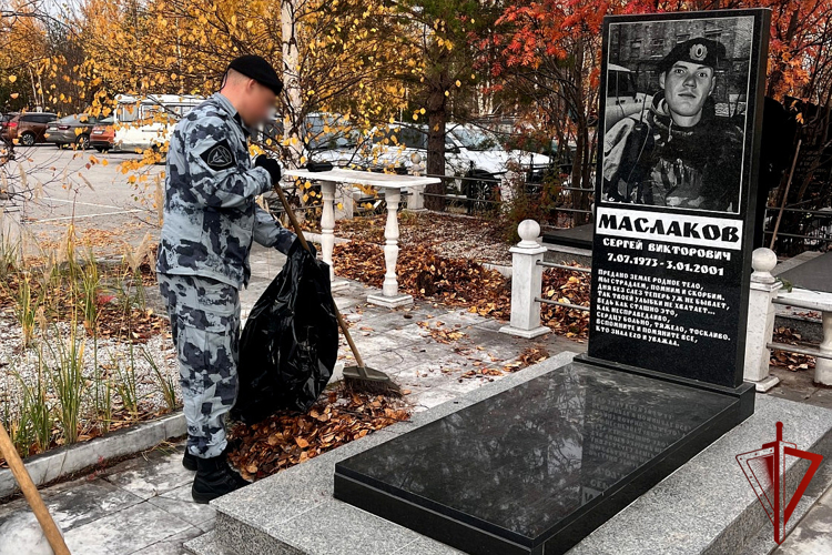 В Югре росгвардейцы привели в порядок мемориалы погибшим сотрудникам войск правопорядка