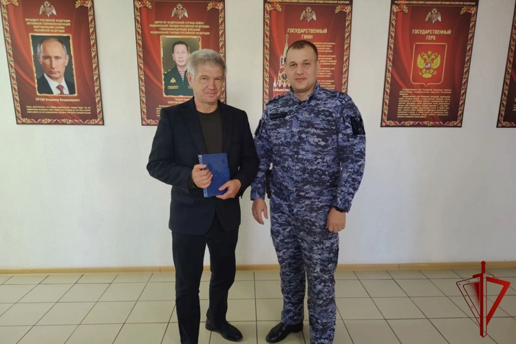 В Югре росгвардейцы поздравляют старшее поколение в честь Дня пожилого человека