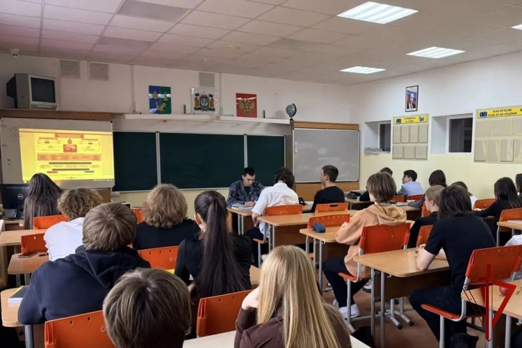 В Югре росгвардейцы провели агитационные уроки для абитуриентов и старшеклассников
